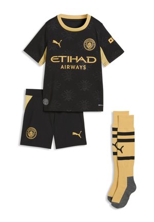 Sort og guld Manchester City fodboldsæt med trøje, shorts og gyldne sokker med Puma-logos og bi-mønstre på trøjen.