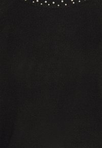 Suéter negro de punto con un cuello redondo que presenta un ribete decorativo de pequeñas cuentas redondas de color plateado dispuestas en un patrón sutil.