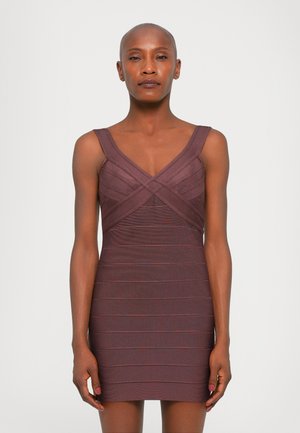 Vestido bodycon en burdeos. Cuenta con tirantes finos, un escote en V y una textura acanalada horizontal con un ligero brillo. Silueta ajustada.