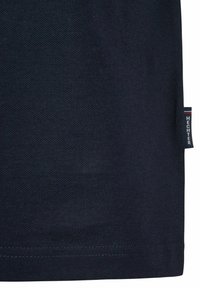 Marineblaue T-Shirt aus strukturiertem Baumwollstoff, mit einem genähten Saum und einem kleinen Markenetikett an der Seite.