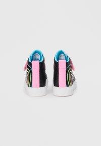 Svart høye sneakers med rosa detaljer, blå fôr og fargerikt virvelmønster. Har en borrelåsrem og hvit gummisåle.
