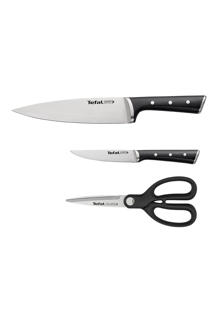 Trzy narzędzia kuchenne Tefal: nóż szefowski ze stali nierdzewnej, nóż do obierania oraz nożyczki z czarnymi plastikowymi uchwytami, wszystkie z logo marki.