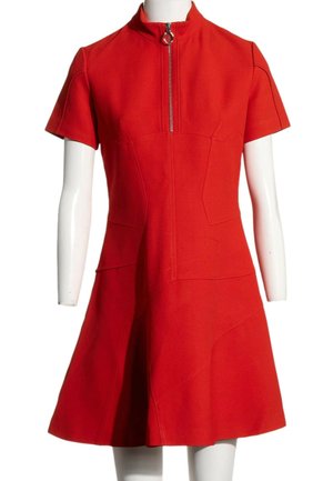 Robe rouge manches courtes en ligne A avec col montant et fermeture éclair devant avec tirette circulaire, présentée sur un mannequin blanc.