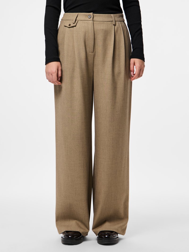 Μπεζ παντελόνι με πιέτες και ψηλή μέση, με κούμπωμα με ένα κουμπί, πλαϊνές τσέπες και φαρδιά γραμμή. Ομαλή υφή σε όλο το ύφασμα.