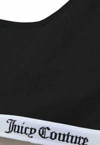 Čierny bavlnený crop top s okrúhlym výstrihom a bielym elastickým pásikom s čiernym textom "Juicy Couture" v dekoratívnom písmene.