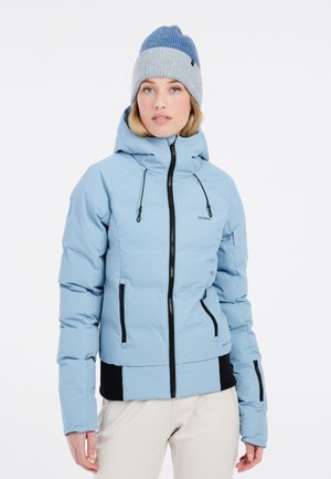 Helle blaue Daunenjacke mit tailliertem Schnitt, schwarzen Reißverschlüssen und zwei Seitentaschen. Enthält eine Kapuze und einen gerippten schwarzen Saum für zusätzliche Isolierung.