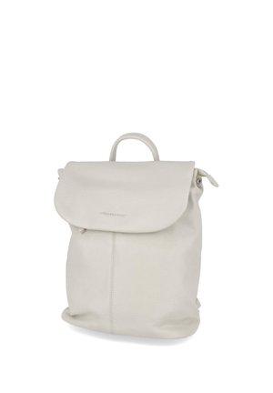 Crèmekleurige leren rugzak met flapsluiting, bovenhandvat en subtiele verticale naad aan de voorkant.