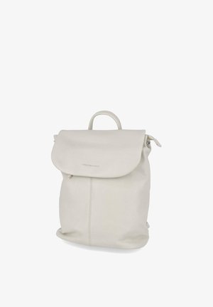 Plecak ze skóry w kolorze kremowym z zapięciem na klapę, górnym uchwytem i subtelnym pionowym szwem z przodu.