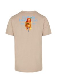 Beige színű pamut póló rövid ujjakkal, egy villával ábrázolt spagetti grafikával, rajta kék színnel a "Tésztaimádók Klubja" felirattal.