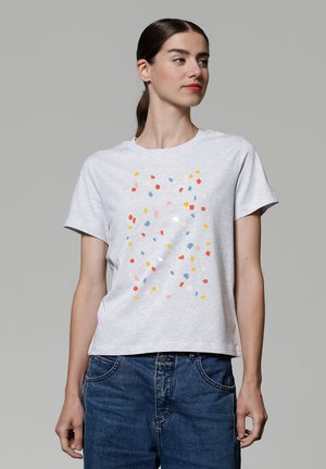 T-shirt gris à manches courtes avec un motif moucheté en orange, jaune, rose pastel et bleu. Coupe décontractée et en coton doux.
