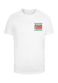 T-shirt en coton blanc avec un graphique rouge et vert portant le texte "SAVEUR ITALIENNE" et un motif à damier sur le côté gauche.