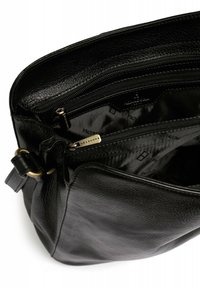 Borsa a tracolla nera in pelle con tasca interna con zip, che mostra un esterno testurizzato, dettagli in hardware dorato e un rivestimento a fantasia.