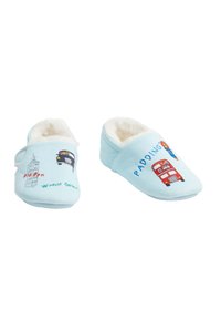 Lichtblauwe kinderslippers met ontwerpen van Paddington Bear, met illustraties van een rode dubbeldeksbus, Big Ben en een Londense taxi.