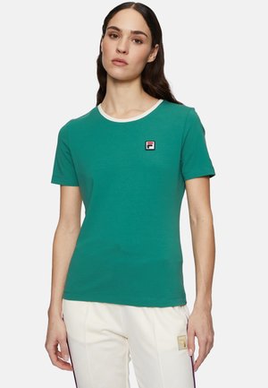 Groene T-shirt met korte mouwen van zacht katoen, voorzien van een ronde witte kraag en een klein logopatch op de linkerborst.