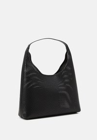 Czarna skórzana torba na ramię z diamentowym wzorem perforacji i pojedynczym paskiem, wyeksponowana na jednolitym białym tle.