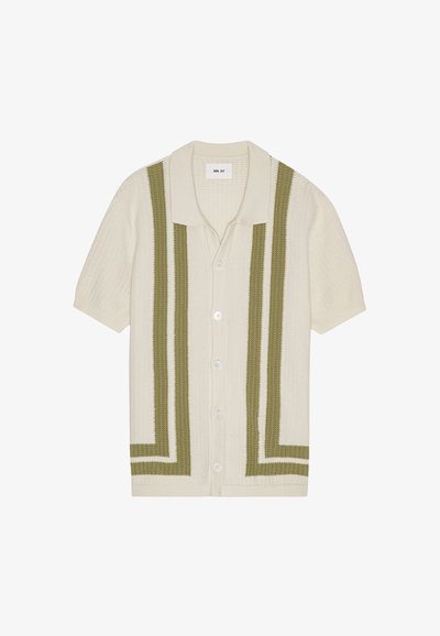 Kurzarmpullover in Creme mit olivgrünen vertikalen Streifen. Verfügt über einen Kragen und eine Knopfleiste. Strukturierter Strickstoff.