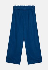 Calças largas azuis com uma cintura elástica franzida, apresentando uma textura suave e pregas bem talhadas na frente e nas costas.