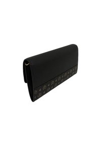 Portafoglio in pelle nera con superficie texturizzata, caratterizzato da un motivo a logo dorato nella sezione inferiore e una patta superiore liscia.