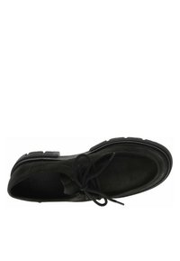 Chaussure en suede noir avec un bout rond, fermeture à lacets et semelle épaisse en caoutchouc. Présente une texture lisse et un design simple sans accents supplémentaires.