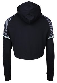 Afgesneden zwarte hoodie met lange mouwen, voorzien van een grijs zebraprint op de schouder, een trekkoordkap en een geborduurd "GORILLA WEAR" label.