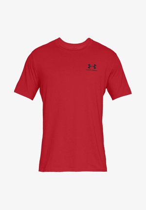 Punane lühikeste varrukatega T-särk pehmest kangast. Omab ümmargust kaelust ja musta "Under Armour" logo vasakul rinnal.