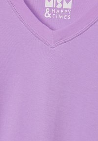 Fioletowa koszulka z dekoltem w serek wykonana z miękkiej bawełny. Charakteryzuje się gładką teksturą i detalami szwalniczymi wokół dekoltu. Nadrukowane logo w kolorze białym.