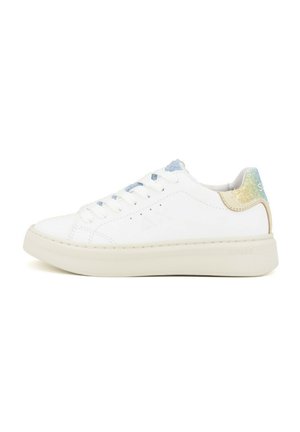 Sneaker basse bianche in pelle liscia con lacci azzurri e un accento luccicante multicolore sul tallone. Suola in gomma spessa.