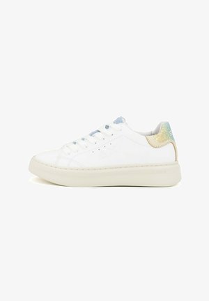 Sneaker basse bianche in pelle liscia con lacci azzurri e un accento luccicante multicolore sul tallone. Suola in gomma spessa.