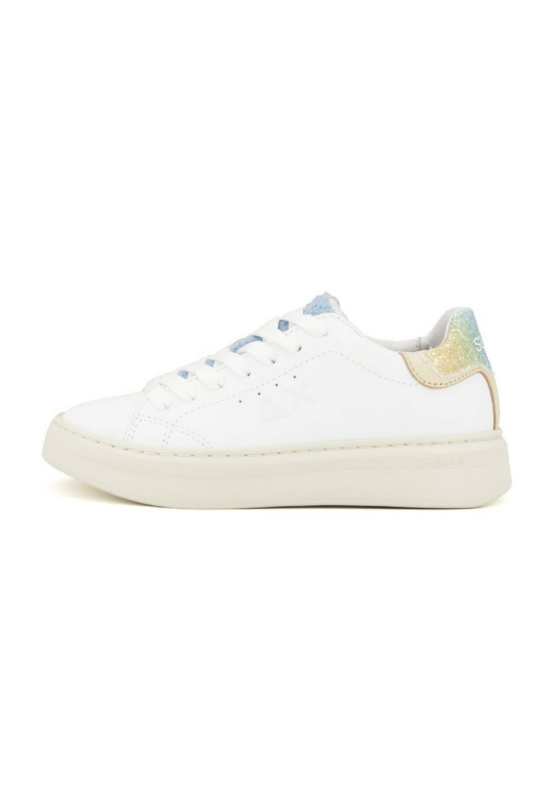 Sneaker basse bianche in pelle liscia con lacci azzurri e un accento luccicante multicolore sul tallone. Suola in gomma spessa.