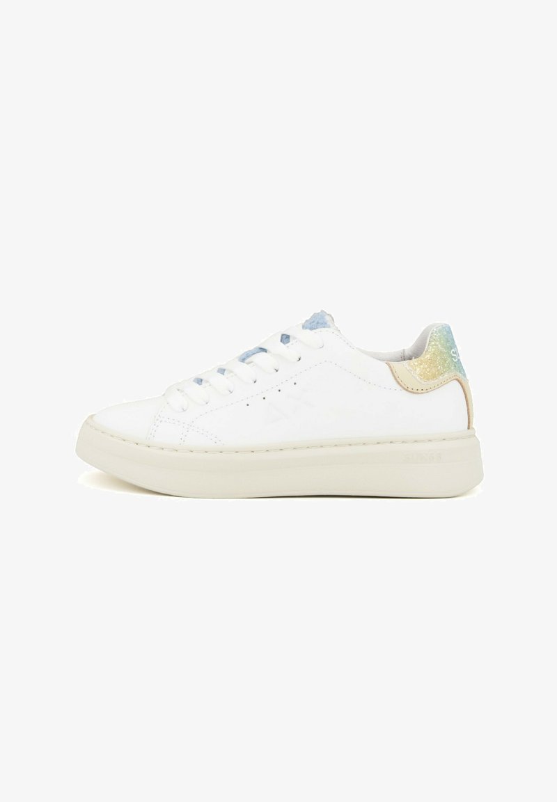 Zapatillas blancas de caña baja hechas de cuero suave con cordones azul claro y un acento de talón multicolor brillante. Suela de goma gruesa.