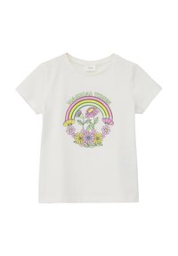 Biała bawełniana koszulka z grafiką przedstawiającą tęczę i kwiatowy wzór w pastelowych kolorach. Tekst powyżej brzmi "MAGICZNE CZASY." Krótkie rękawy.