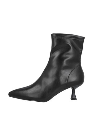 Botín de cuero negro para el tobillo con puntera puntiaguda y tacón bajo inclinado, parte superior lisa con detalle de costura en el borde superior.