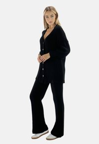 Elara LANGESSET  - Vest - schwarz