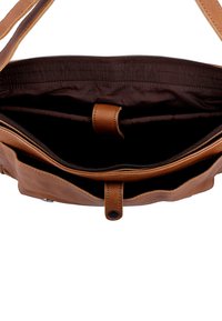 Braune Umhängetasche aus Leder geöffnet, zeigt schwarzen Stoffinnenraum mit Reißverschlusstasche und Druckknopfverschluss am Riemen.