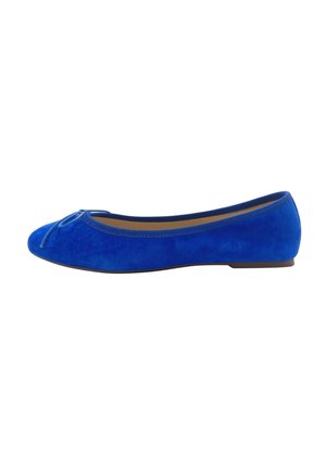 Ballerine en suede bleu avec un bout arrondi, petit nœud décoratif à l'avant et un intérieur doux. La semelle est plate et légèrement texturée.
