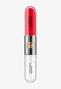 Produit de lèvres KIKO Milano avec un sommet rouge, un bas transparent et un milieu argenté. Présente un bouton de verrouillage doré et le texte imprimé "UNLIMITED DOUBLE TOUCH".