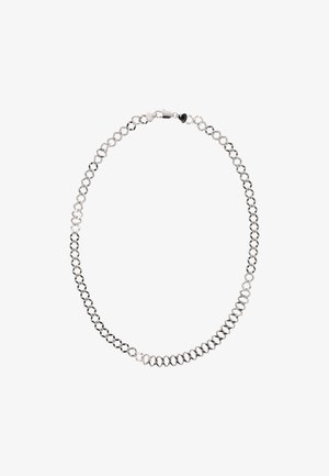 Hopeaketju hopeasta, jossa on soikeita lenkkejä vaihtelevilla muodoilla, kiinnitys ja sileä kiillotettu pinta.