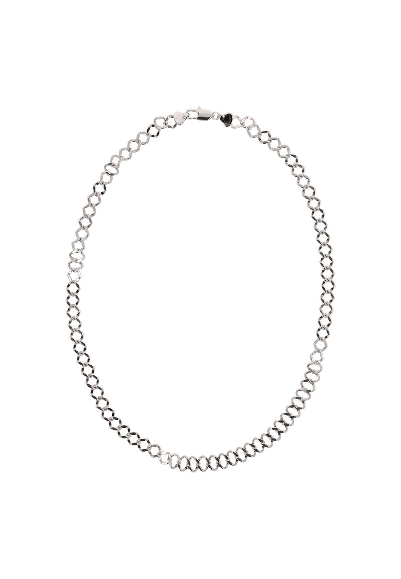 Ezüst fém lánc nyaklánc, amely ovális csatokkal rendelkezik, váltakozó formákkal, kapoccsal és sima, fényes felülettel.