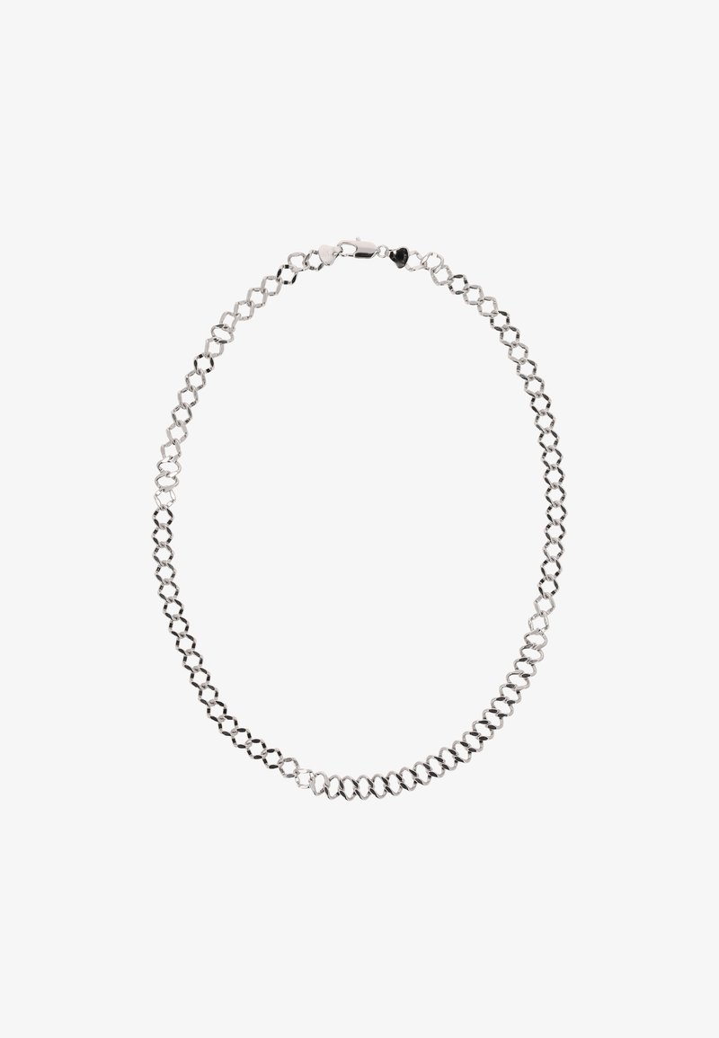 Ezüst fém lánc nyaklánc, amely ovális csatokkal rendelkezik, váltakozó formákkal, kapoccsal és sima, fényes felülettel.