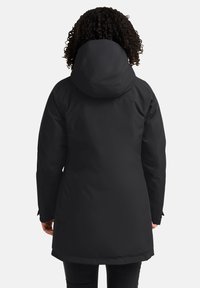 Zwarte waterdichte parka met een capuchon, met een soepele textuur en verstelbare manchetten. Het ontwerp reikt tot halverwege de bovenbenen voor extra warmte.