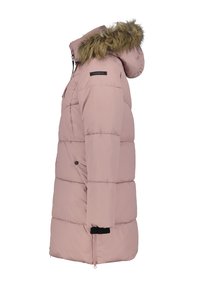 Lange roze pufferjas met een met bont afgewerkte capuchon, zijzakken, zwarte polsbanden en een lange zijrits, getoond vanaf de linkerkant.