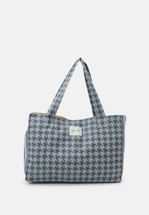 Sac cabas à motif pied-de-poule bleu et blanc avec deux anses et une étiquette centrale indiquant "Summery."