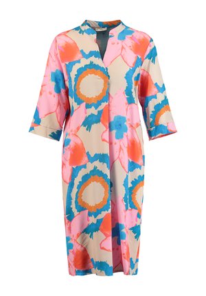 Robe longue beige à manches 3/4 avec de grands motifs floraux abstraits en rose vif, bleu et orange, avec un col sans col.
