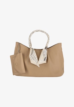 Beige Leder-Shopper mit geflochtenen Griffen, daran vorne ein weiß gemustertes Tuch gebunden und eine abnehmbare beige Tasche.