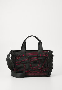 Sac en tissu noir avec des accents élastiques rouges, doubles poignées supérieures, bandoulière amovible et texte en gras "VIVRE AVEC SUCCÈS" sur le devant.