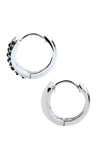 Silberne Creolen mit gekrümmtem Design, verziert mit schwarzen Steinen auf einer Seite und mit "925" gekennzeichnet, was auf Sterlingsilber hinweist.
