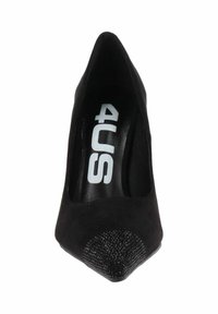 Tacchi alti neri in suede con punta affilata e decorazioni texture sulla punta, con logo "4US" visibile all'interno della scarpa.
