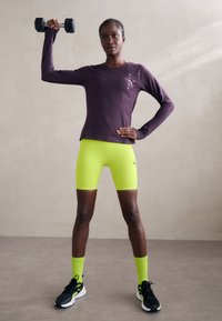 Puma HYROX RUN CLOUDSPUN  TEE - Top dugih rukava - midnight plum