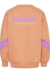 Sweat-shirt de sport couleur pêche avec des rayures violettes sur les manches et le texte "hummel SPORTSWEAR" en violet et blanc dans le dos.
