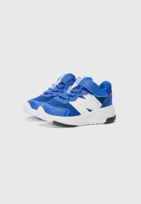 Chaussures de sport bleues avec tige en mesh, accents blancs, sangles velcro et semelle en caoutchouc. Bout arrondi et conception légère pour le confort.